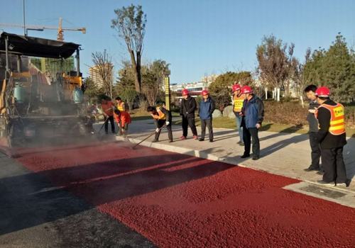 追趕超越，完成彩色路面工程，實現第一階段目標