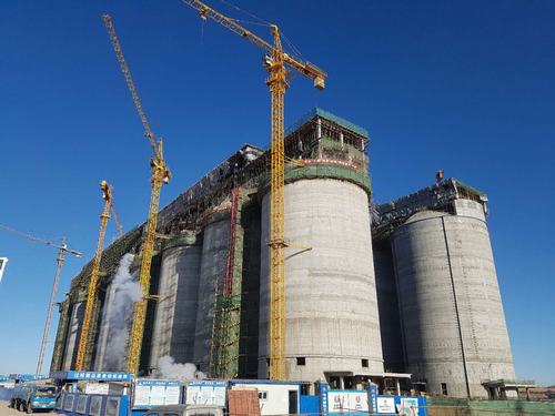 韓城分公司小保當選煤廠塊煤倉(一標段)、最終篩分車間工程順利封頂