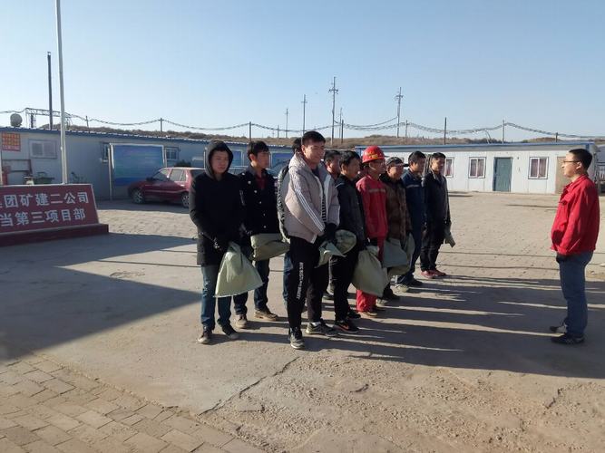礦建二公司小保當(dāng)?shù)谌?xiàng)目部開展撿垃圾環(huán)保活動(dòng)