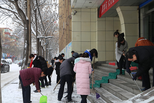 機電安裝公司:義務掃雪展企業文明風采