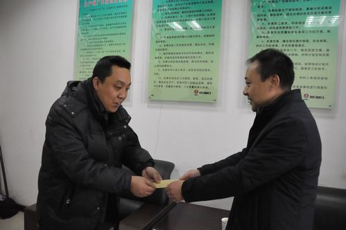 洗選煤運營公司慰問困難職工到一線