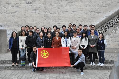 韓城分公司開展“緬懷革命先烈、弘揚愛國主義精神”團員青年掃墓活動