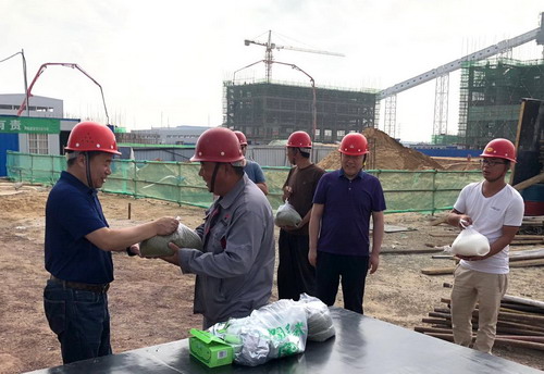 陜煤建設銅川公司:炎炎夏日送清涼 絲絲關愛寄深情