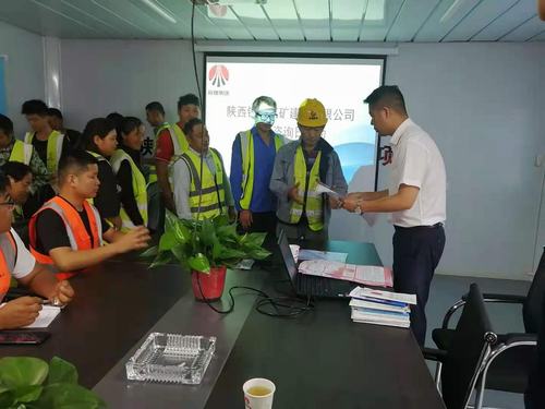 陜煤建設(shè)銅煤公司 深入施工現(xiàn)場開展“安全宣傳咨詢?nèi)铡被顒?></div>
                                <div   id=