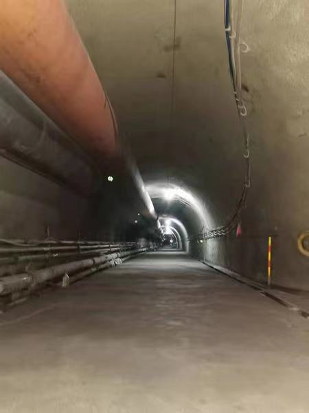 陜煤建設(shè)礦建二公司第二項(xiàng)目部地坪水溝施工駛?cè)搿翱燔嚨馈?></div>
                                <div   id=