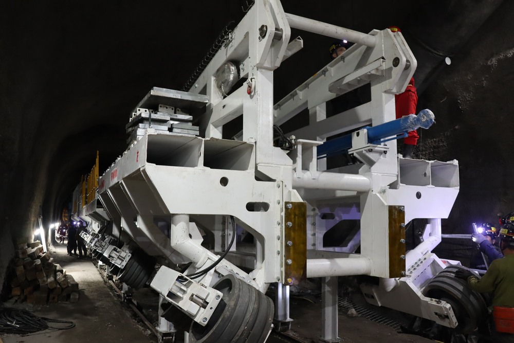 陜煤建設(shè)礦建二公司“蛇形”巷道TBM掘進(jìn)技術(shù)成果達(dá)到國(guó)際領(lǐng)先水平 陜煤建設(shè)礦建二公司“蛇形”巷道TBM掘進(jìn)技術(shù)成果達(dá)到國(guó)際領(lǐng)先水平