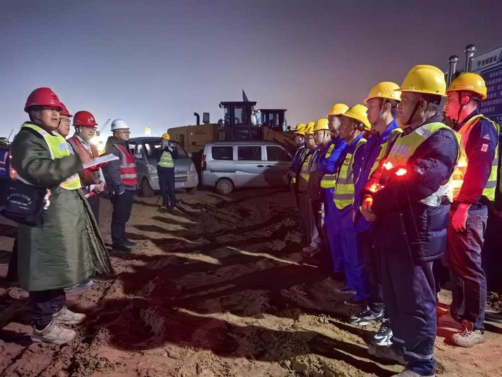 陜煤建設西北分公司：機械轟鳴戰夜色 土方作業質量“零折扣”