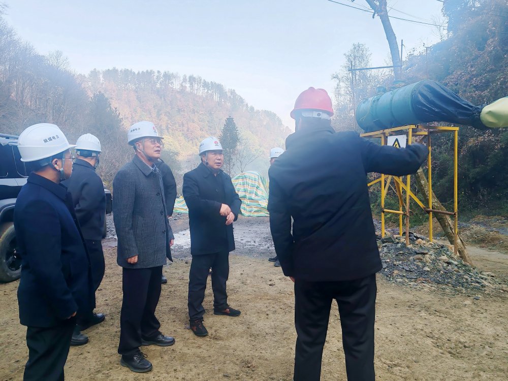 陜煤集團(tuán)總經(jīng)理助理、陜煤電力集團(tuán)黨委書(shū)記、董事長(zhǎng)馮平安一行深入西鄉(xiāng)抽蓄電站勘探平硐項(xiàng)目現(xiàn)場(chǎng)檢查指導(dǎo)前期準(zhǔn)備工作